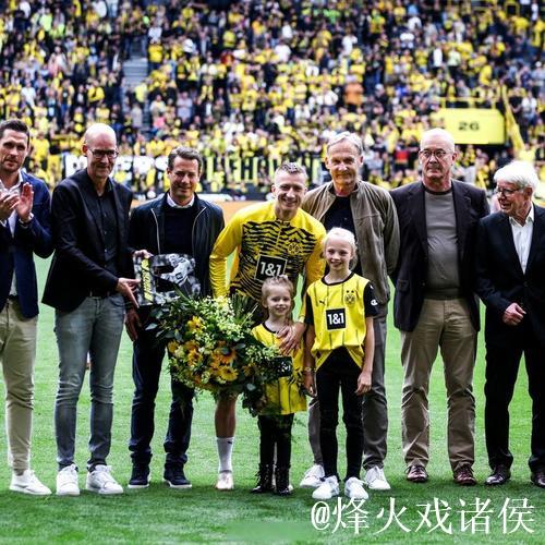 多特蒙德主场迎来罗伊斯回归,官方社媒热情致意 多特蒙德主场迎来罗伊斯回归,官方社媒热情致意