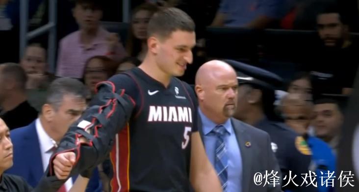 约维奇遭犯规扣篮失衡摔落，手肘受伤需护臂保护下场治疗