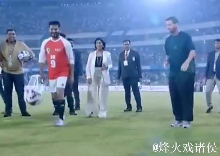 印度行活动中印度官员两次失误传球,梅西无奈亲自捡球 印度行活动中印度官员两次失误传球,梅西无奈亲自捡球
